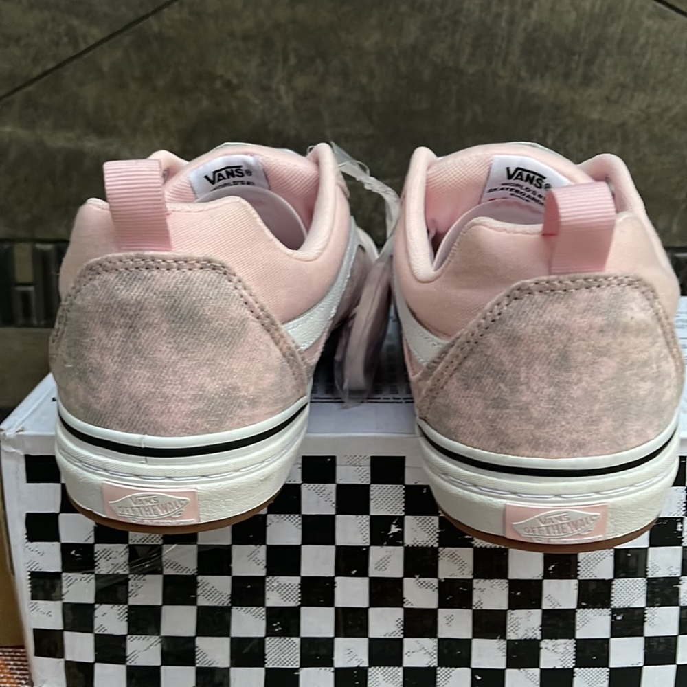 Vans WMNS Kyle Walker
Acid Denim Pink
VN0A5JIEPNK
Sneakers - Picture 14 of 16